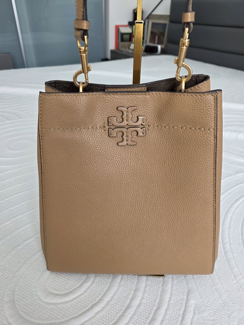 Tory Burch McGraw Pebbled Leather Bucketbag in Tiramisu
